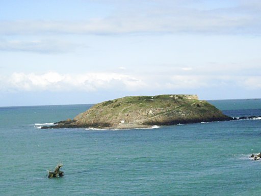 Eine der vielen kleinen Inseln im Atlantik
